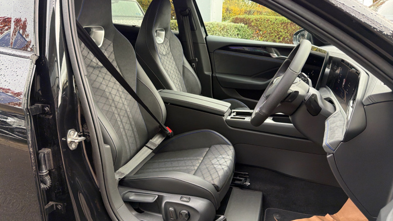 Volkswagen Passat 1.5 eTSI R-Line 5dr DSG Petrol Estate